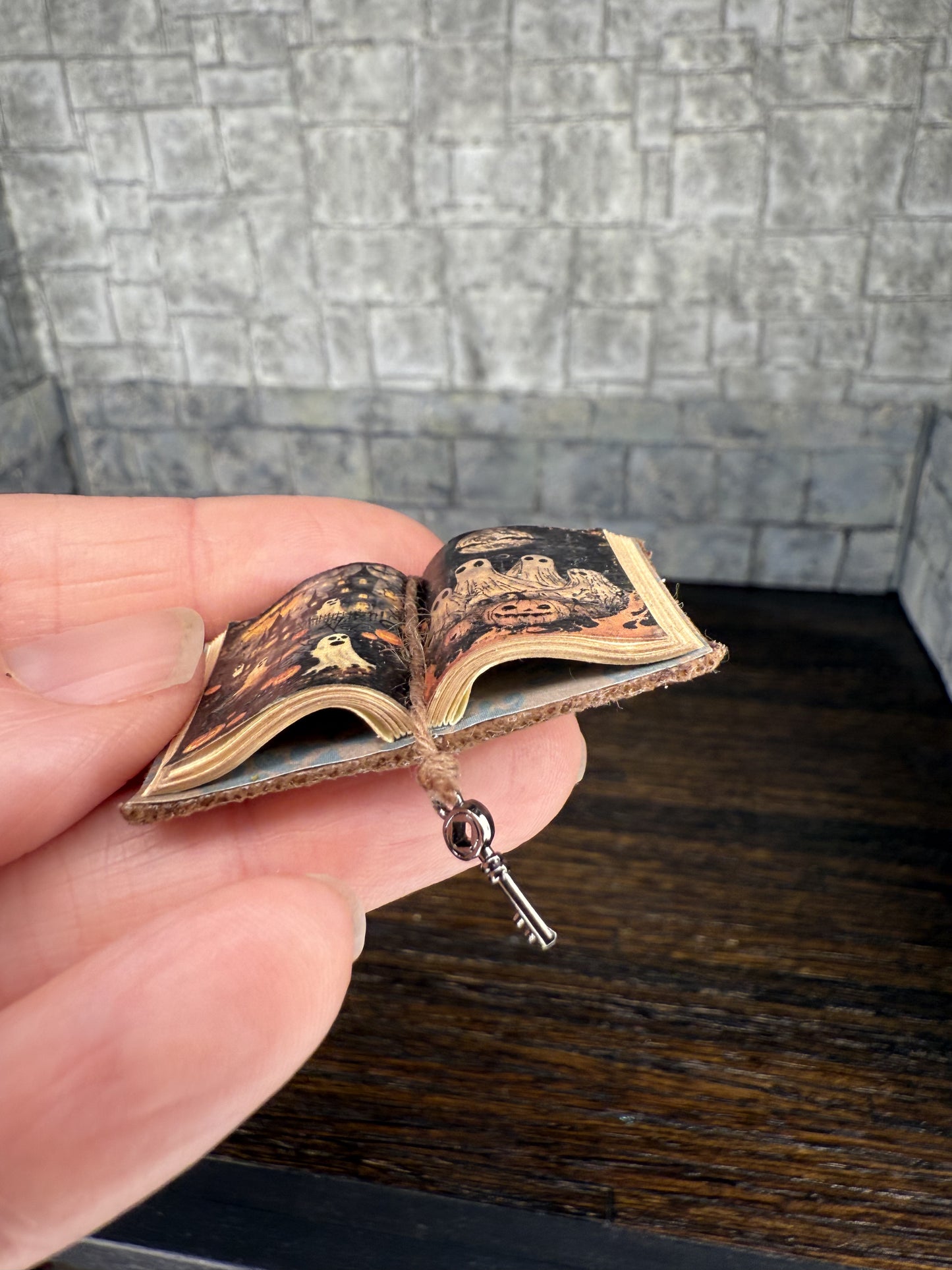 Ghosts and Haunted House Open Book - 1:12 Scale