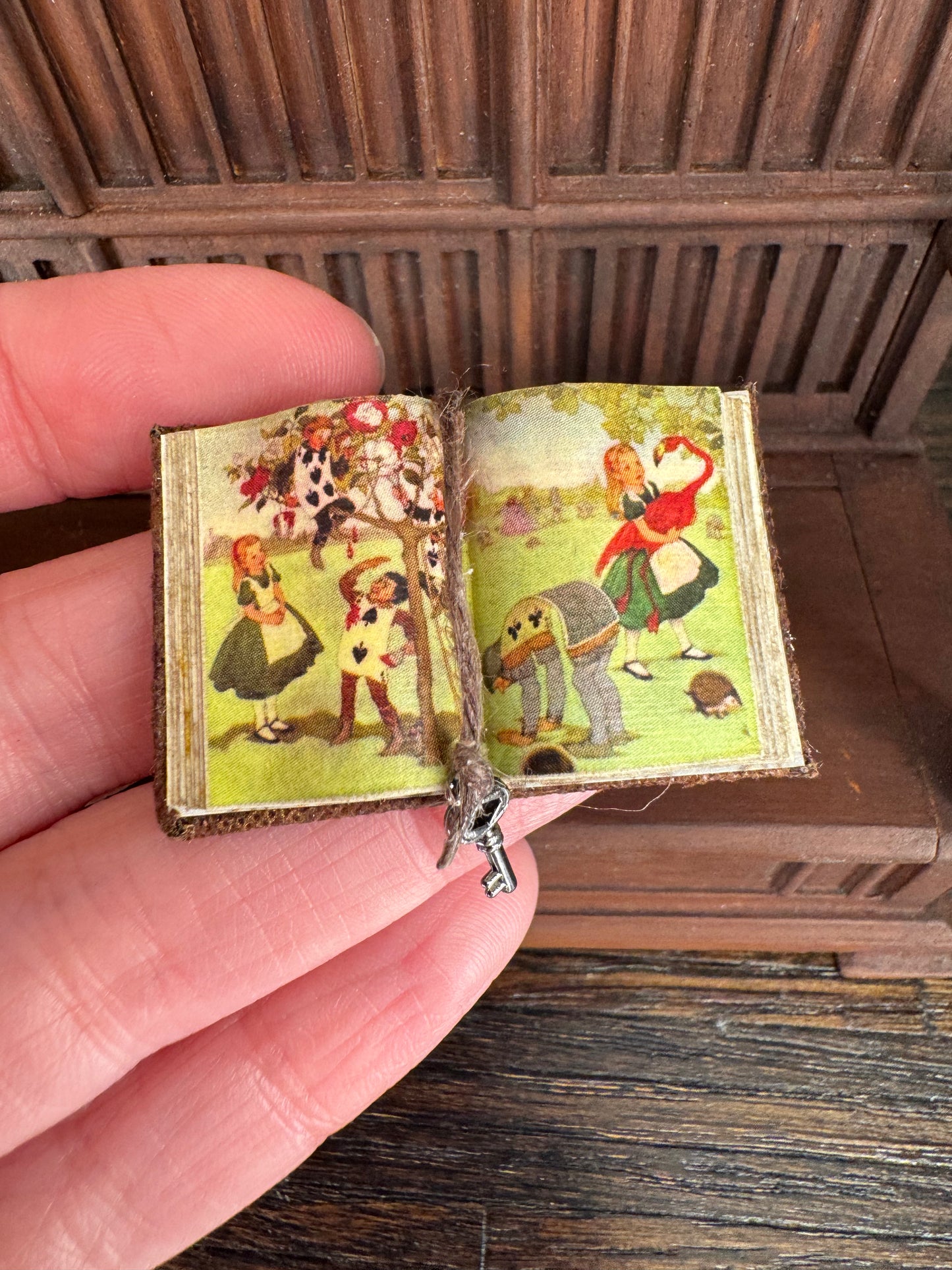 Alice in Wonderland Card Men Open Book - 1:12 Scale