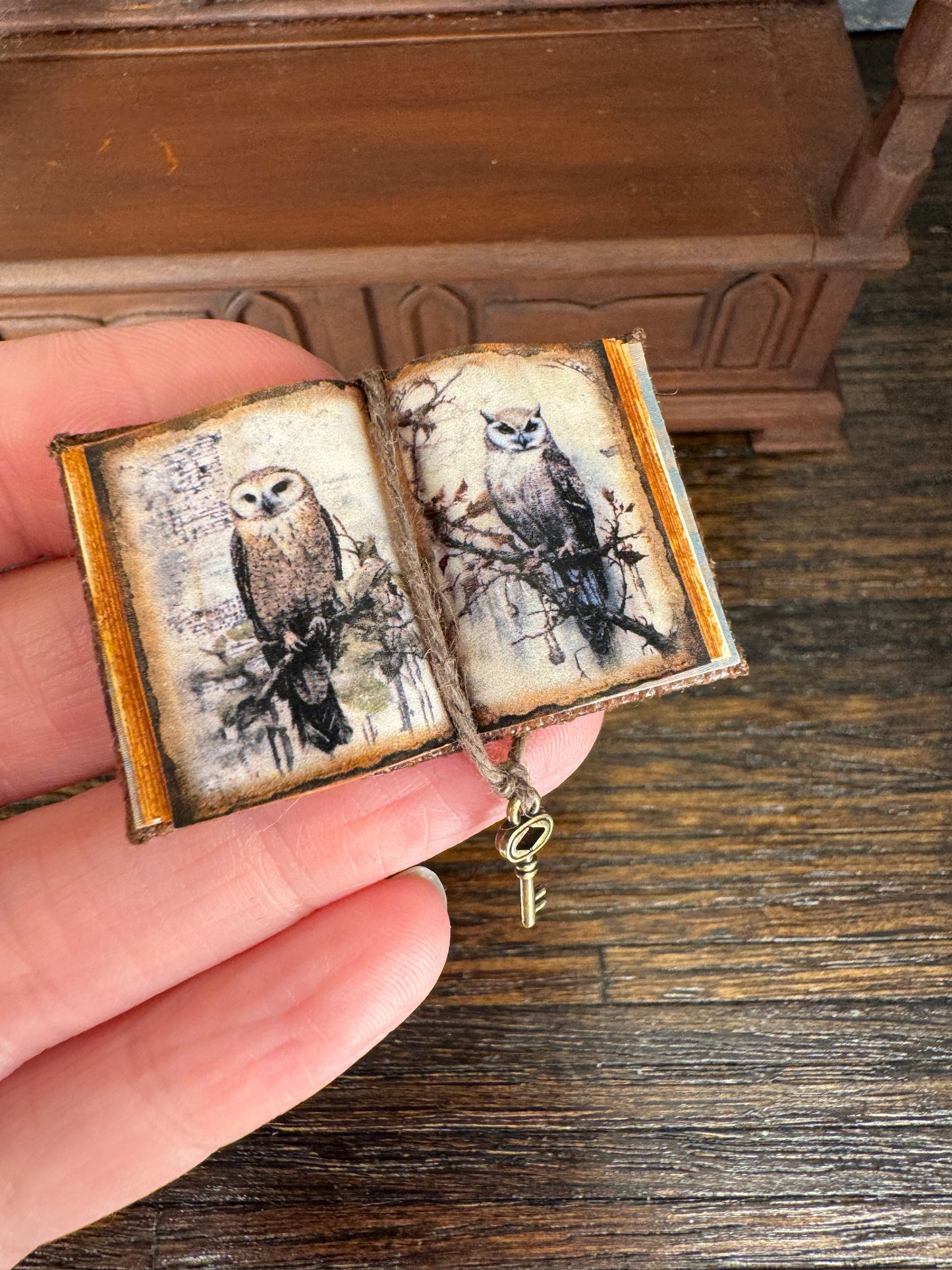 Owls on Tree Branches Open Book - 1:12 Scales